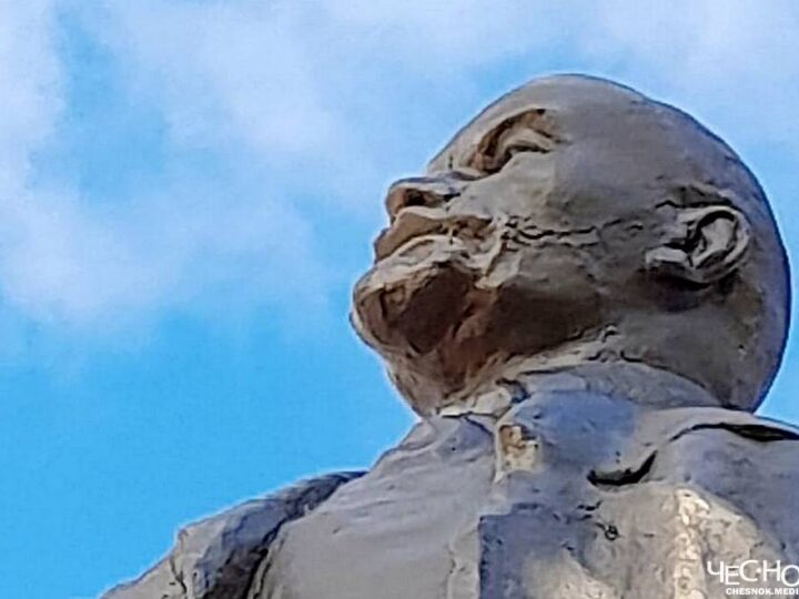 У памятника Ленину в Камешково появилась улыбка Джокера