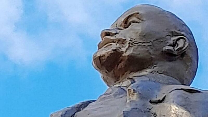 У памятника Ленину в Камешково появилась улыбка Джокера