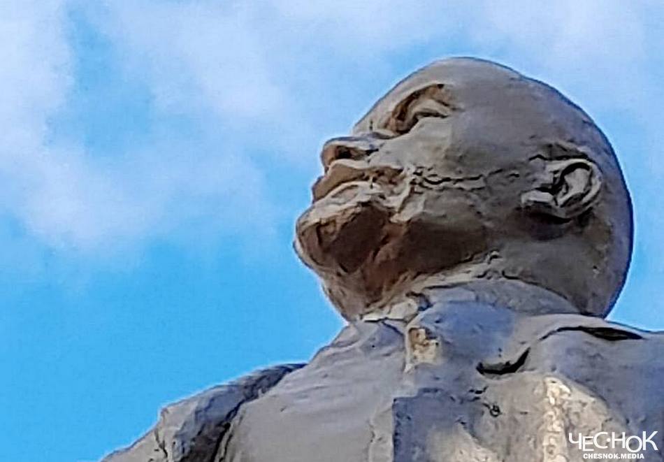 У памятника Ленину в Камешково появилась улыбка Джокера