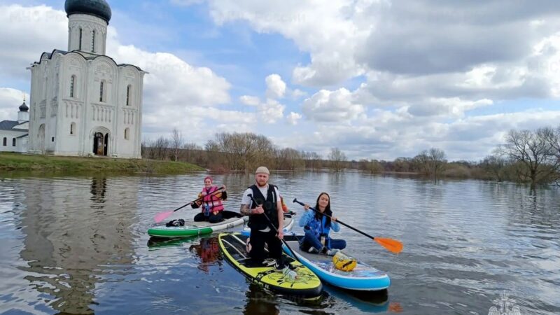 Разлив у храма Покрова на Нерли привлек сапы и МЧС