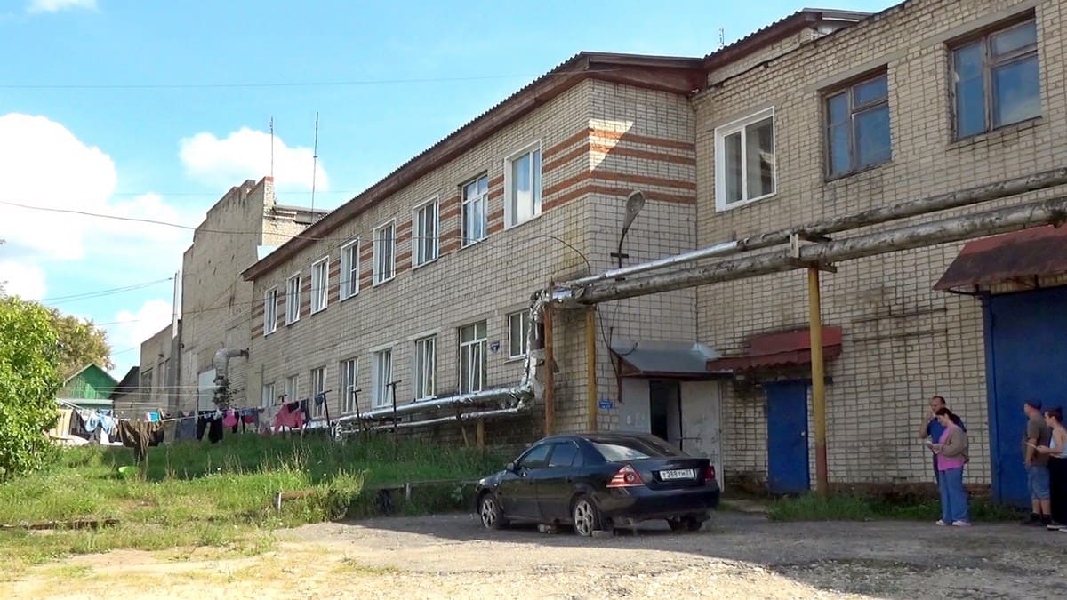 В Меленках жители аварийного дома ждут расселения до 2035 года
