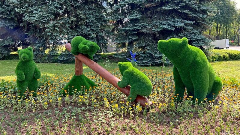 Улицу Горького украсили семейством зеленых медведей