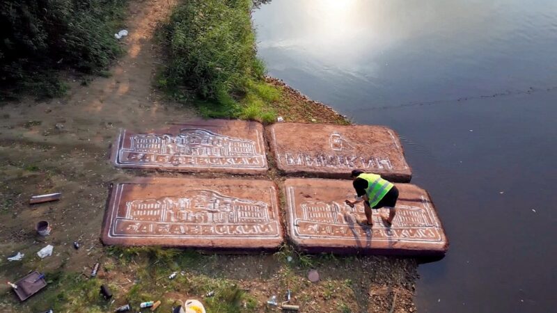 «Клязьма не грязная, а шоколадная»: Мишкин создал новый арт на берегу реки