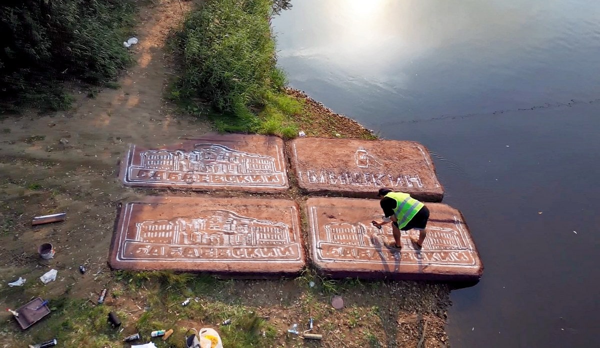 «Клязьма не грязная, а шоколадная»: Мишкин создал новый арт на берегу реки