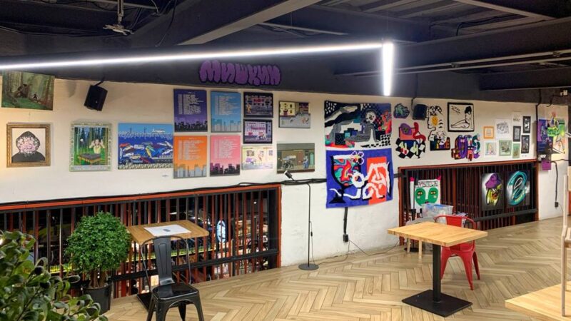 На пожаре в гастромаркете пострадала выставка Мишкина