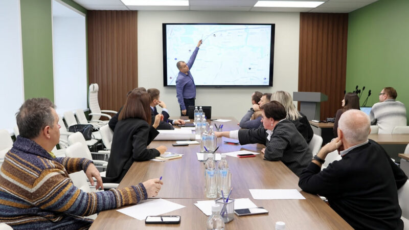 Мэрия пообещала сохранить светофор у НИКТИДа. Что будет с автобусами?