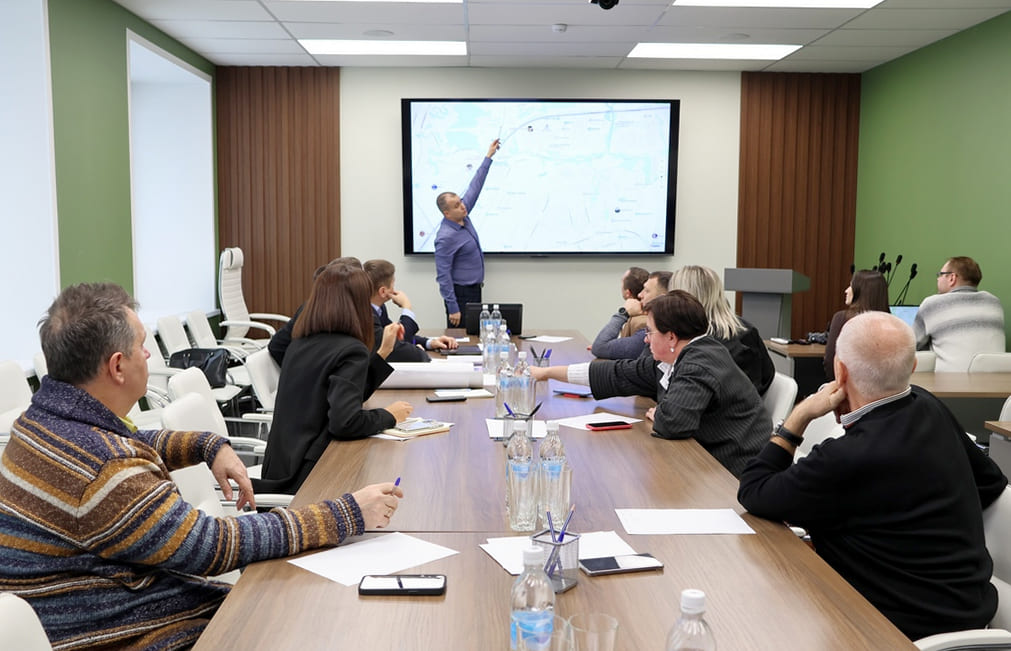 Мэрия пообещала сохранить светофор у НИКТИДа. Что будет с автобусами?