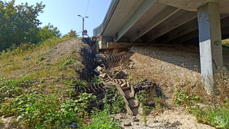 Размытый мост у ДТЮ продолжает разрушаться