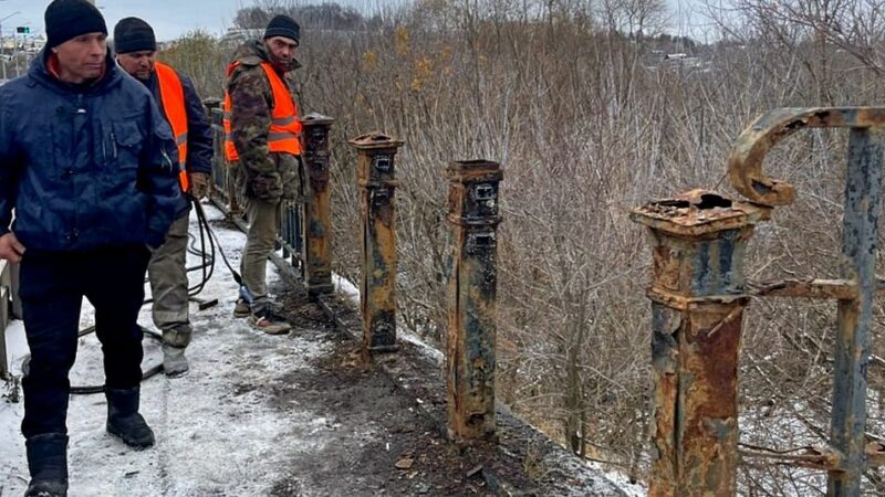 Во Владимире демонтируют перила на мосту через Клязьму