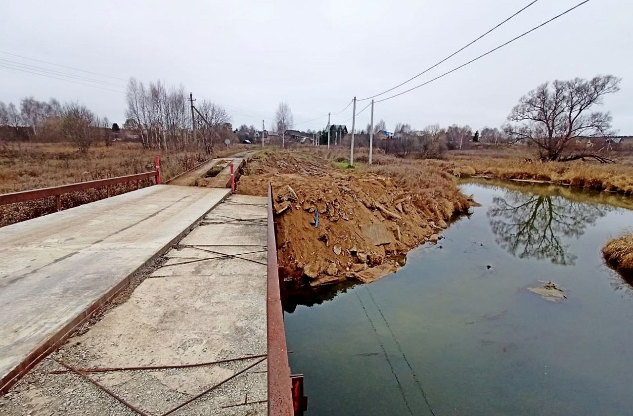 Аварийный мост в Недюрево отремонтировали мусором