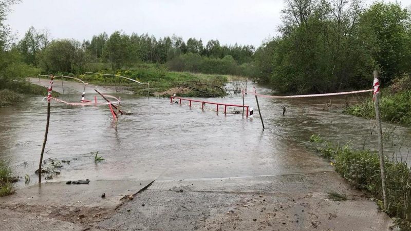 Дорогу к деревне Мостищево опять затопило