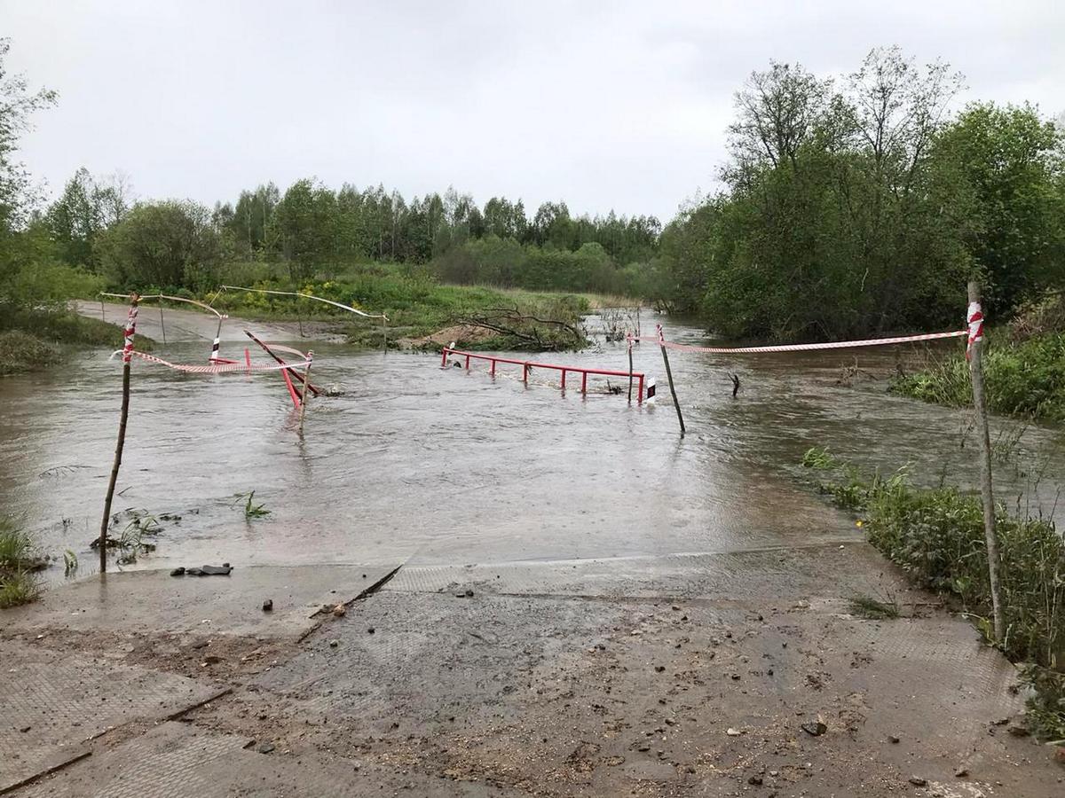 Дорогу к деревне Мостищево опять затопило