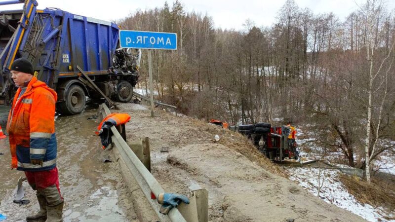 В Камешковском районе мусоровоз протаранил водовоз