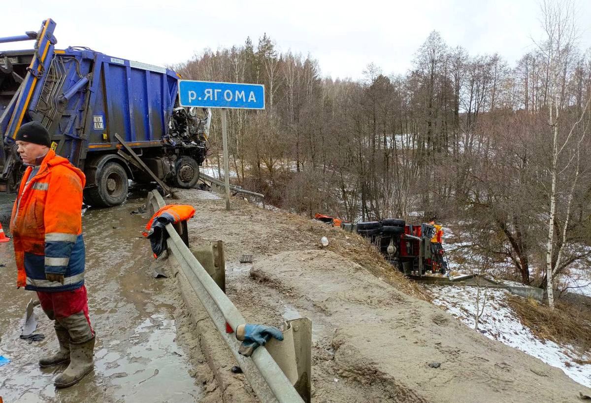 В Камешковском районе мусоровоз протаранил водовоз