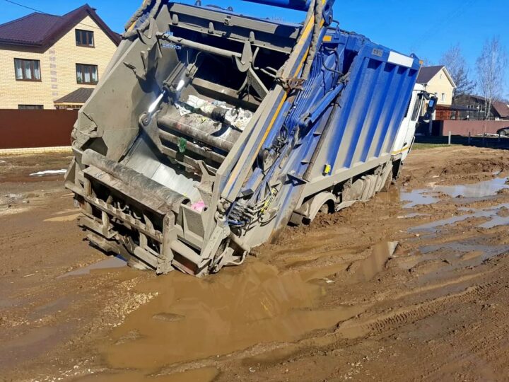 Во Владимирской области в грязи застряли два мусоровоза