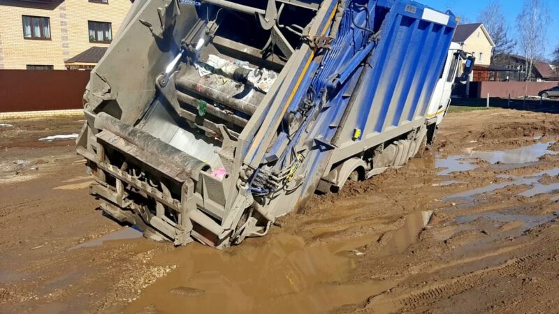 Во Владимирской области в грязи застряли два мусоровоза