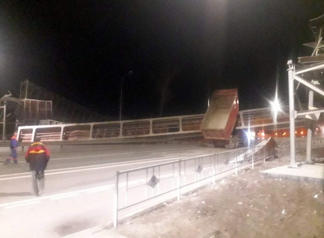 На трассе М-7 грузовик снес надземный пешеходный переход