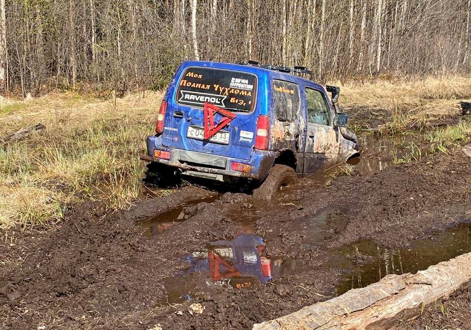 Напутново дорога застряла машина-min