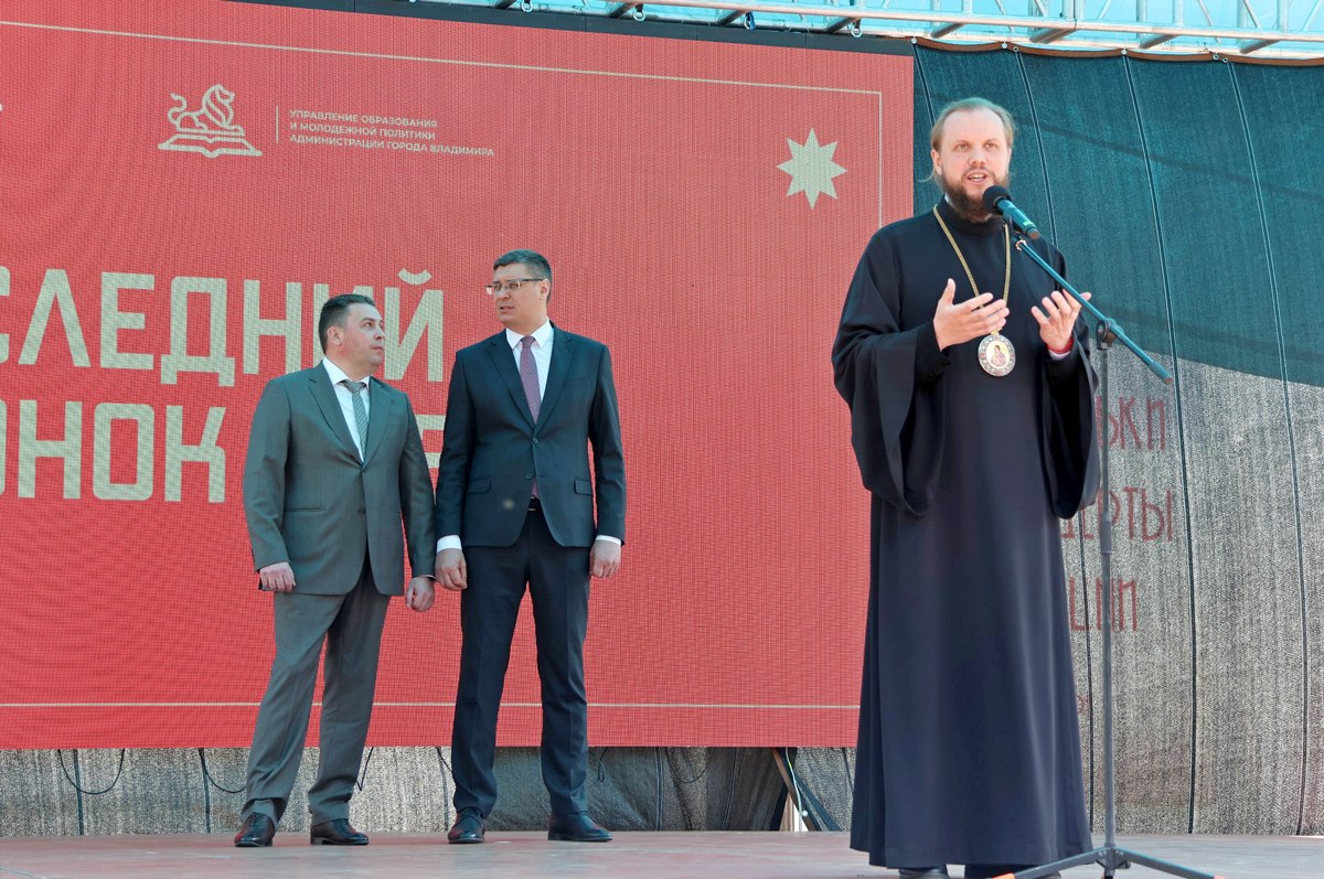 Наумов Авдеев Никандр последний звонок-min