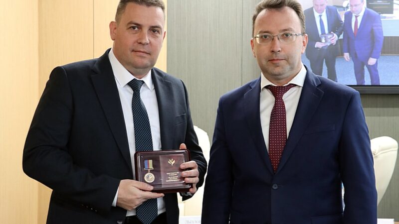 Мэра Владимира и депутатов горсовета наградили за «одобрямс»