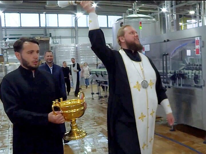 Епархия объяснила освящение Никандром пивных бутылок