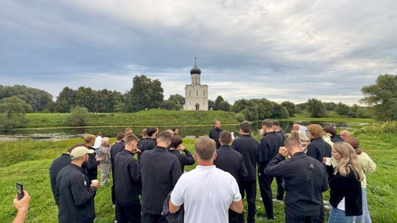 Митрополит Никандр погонял футболистов «Торпедо» по полю