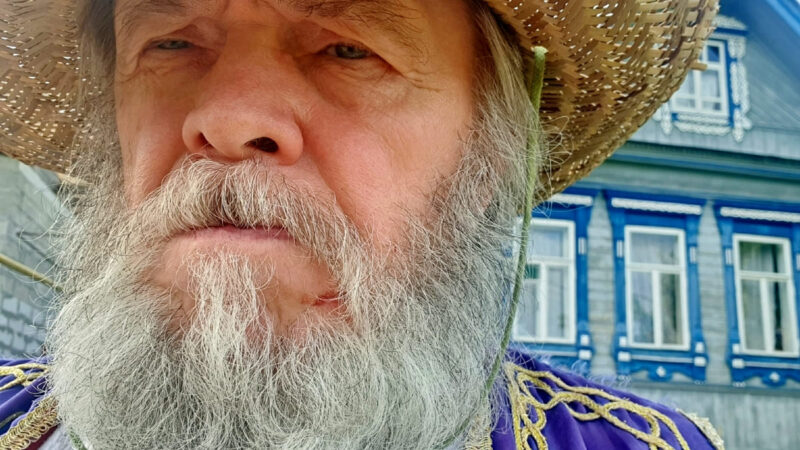 «Я действительно их присаживал на колени». Поэт-педофил из Вязников ищет новых воспитанниц