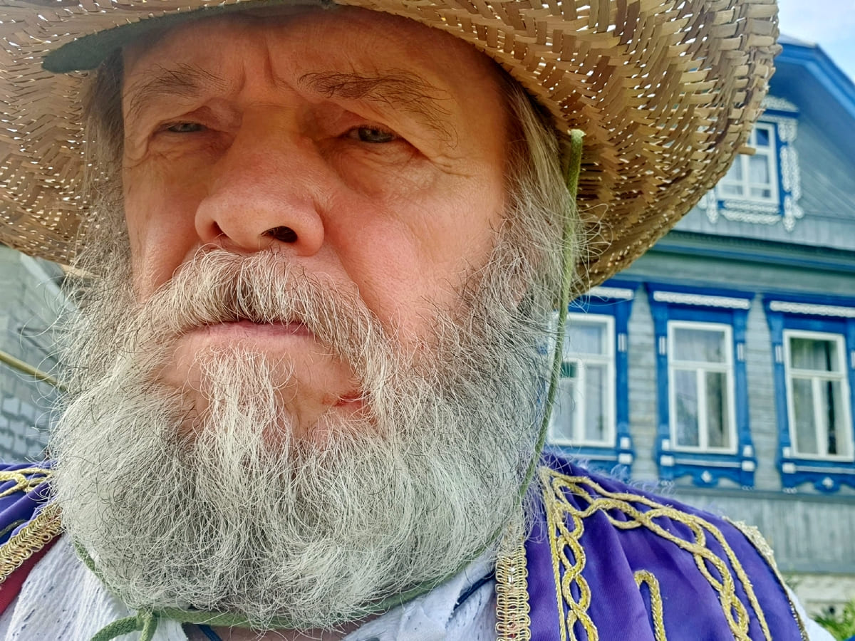 «Я действительно их присаживал на колени». Поэт-педофил из Вязников ищет новых воспитанниц