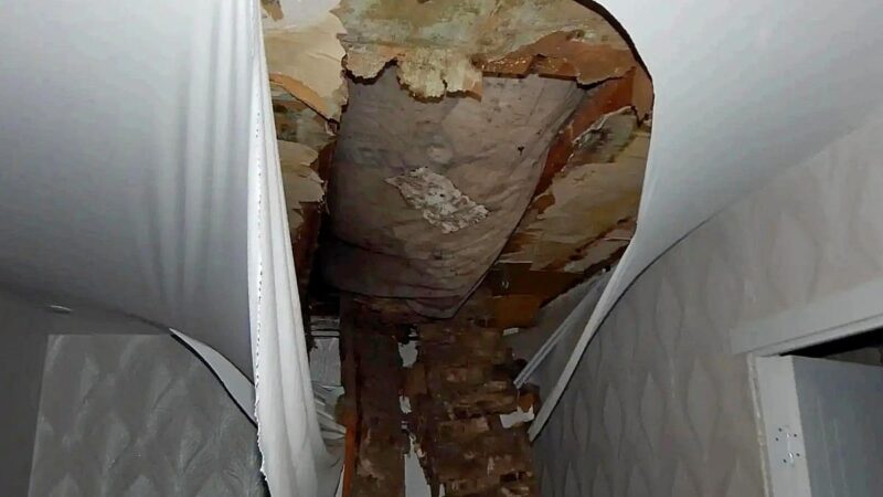 В Струнино после капремонта крыши у жильцов рухнули потолки
