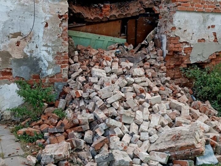 В Судогде обрушилась стена дома. Этого ждали 10 лет