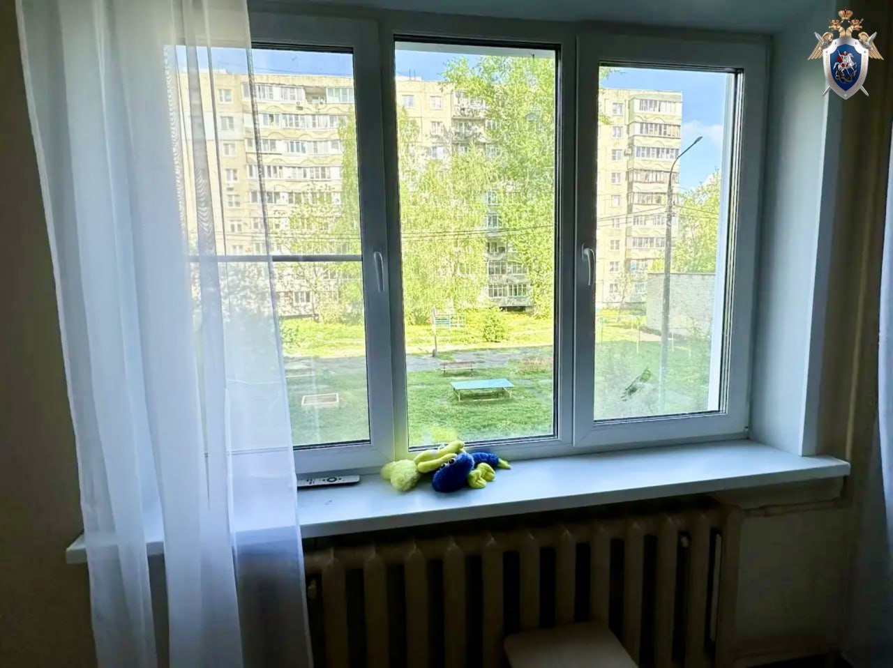 В Муроме трехлетняя девочка выпала из окна вместе с москитной сеткой