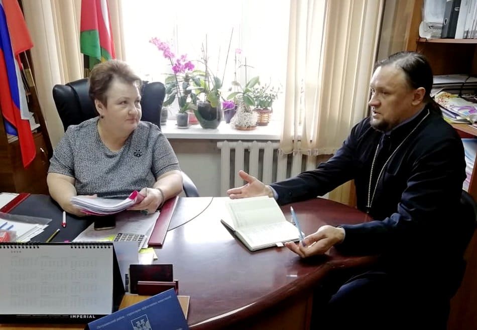 Продавшую пруд чиновницу отправили под домашний арест