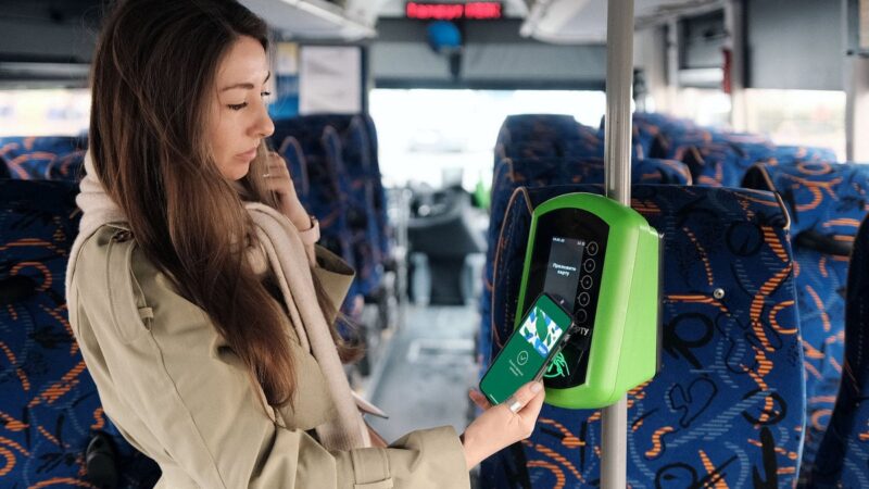 Во Владимирской области уже сэкономили 4,3 млн рублей, оплачивая проезд картой «Мир», загруженной в телефон