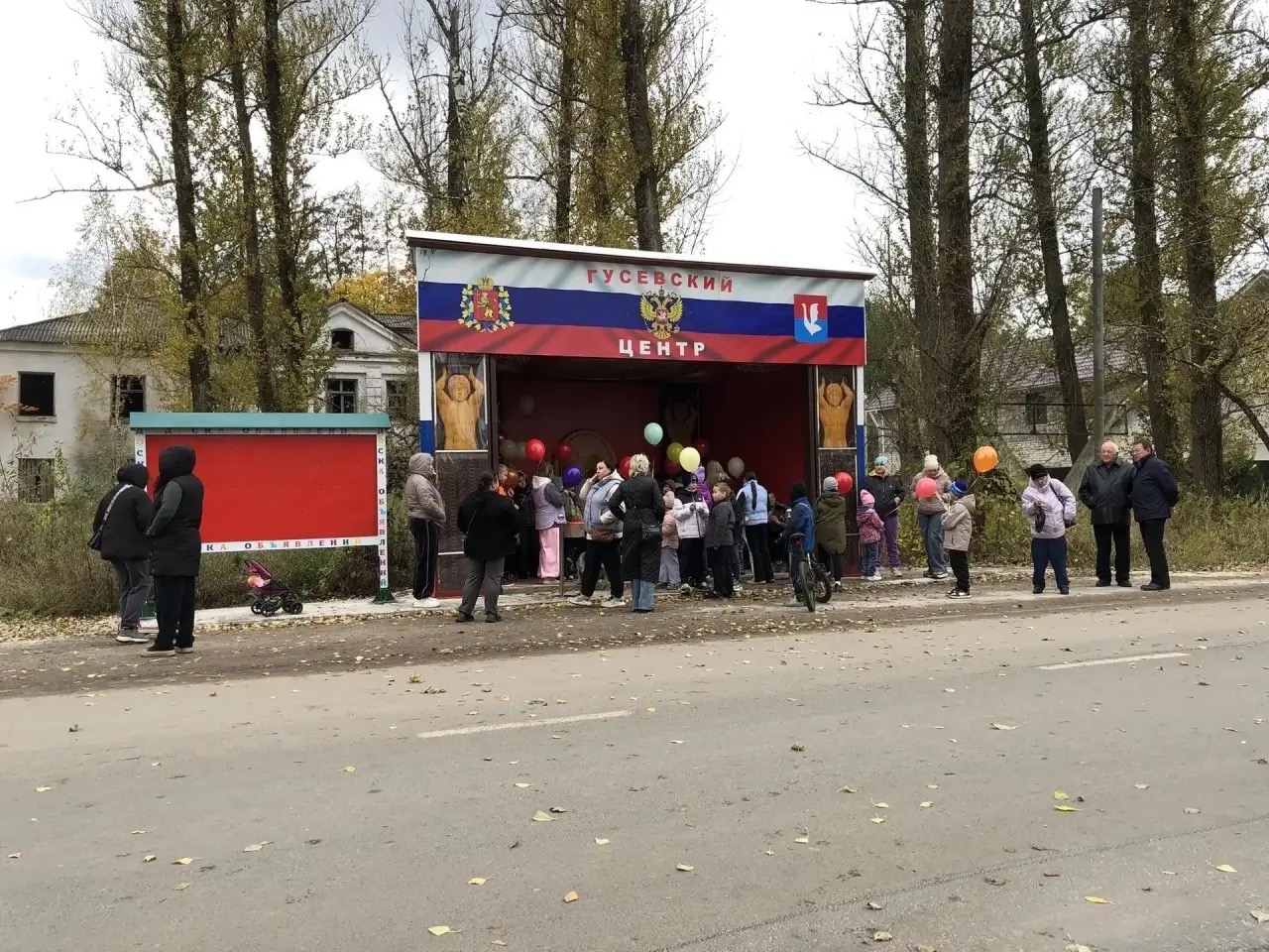 В самом вымирающем владимирском поселке торжественно открыли «патриотическую» остановку