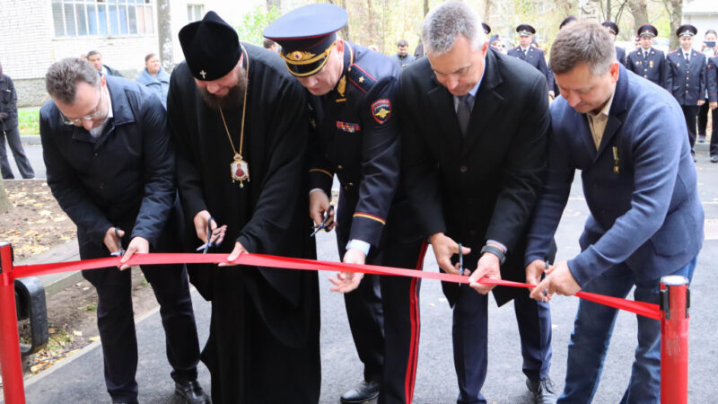 Полицейские участки во Владимире открыли с перерезанием ленточек и Божьей помощью