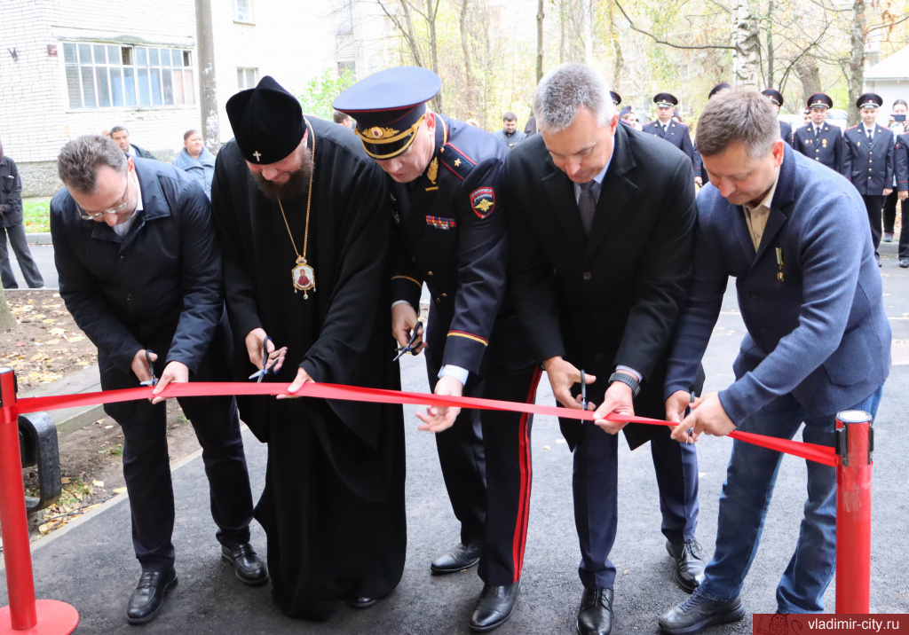 Полицейские участки во Владимире открыли с перерезанием ленточек и Божьей помощью