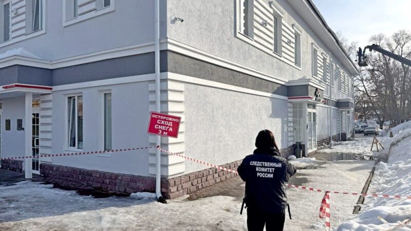 Падение наледи на 80-летнюю бабушку привело к уголовному делу