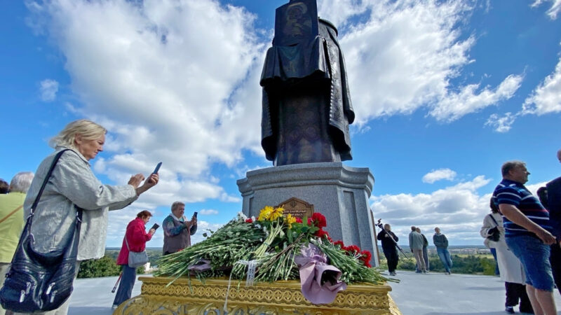 Во Владимире открыли памятник Боголюбскому в виде монаха с иконой
