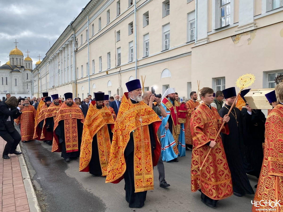 Памятник Боголюбскому крестный ход Никандр