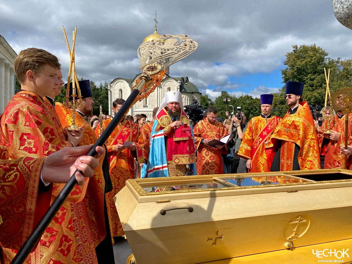 Памятник Боголюбскому крестный ход Никандр