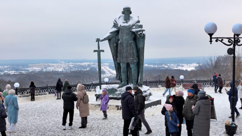 Лохматый, узкоглазый и в штанах. Владимирцы не узнали Долгорукого в новом памятнике
