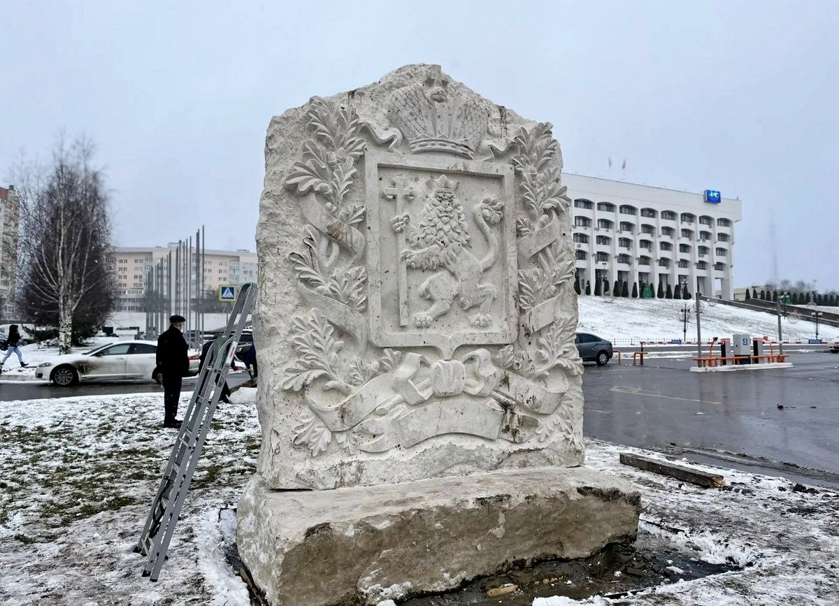 У Белого дома установили каменный «шедевр»