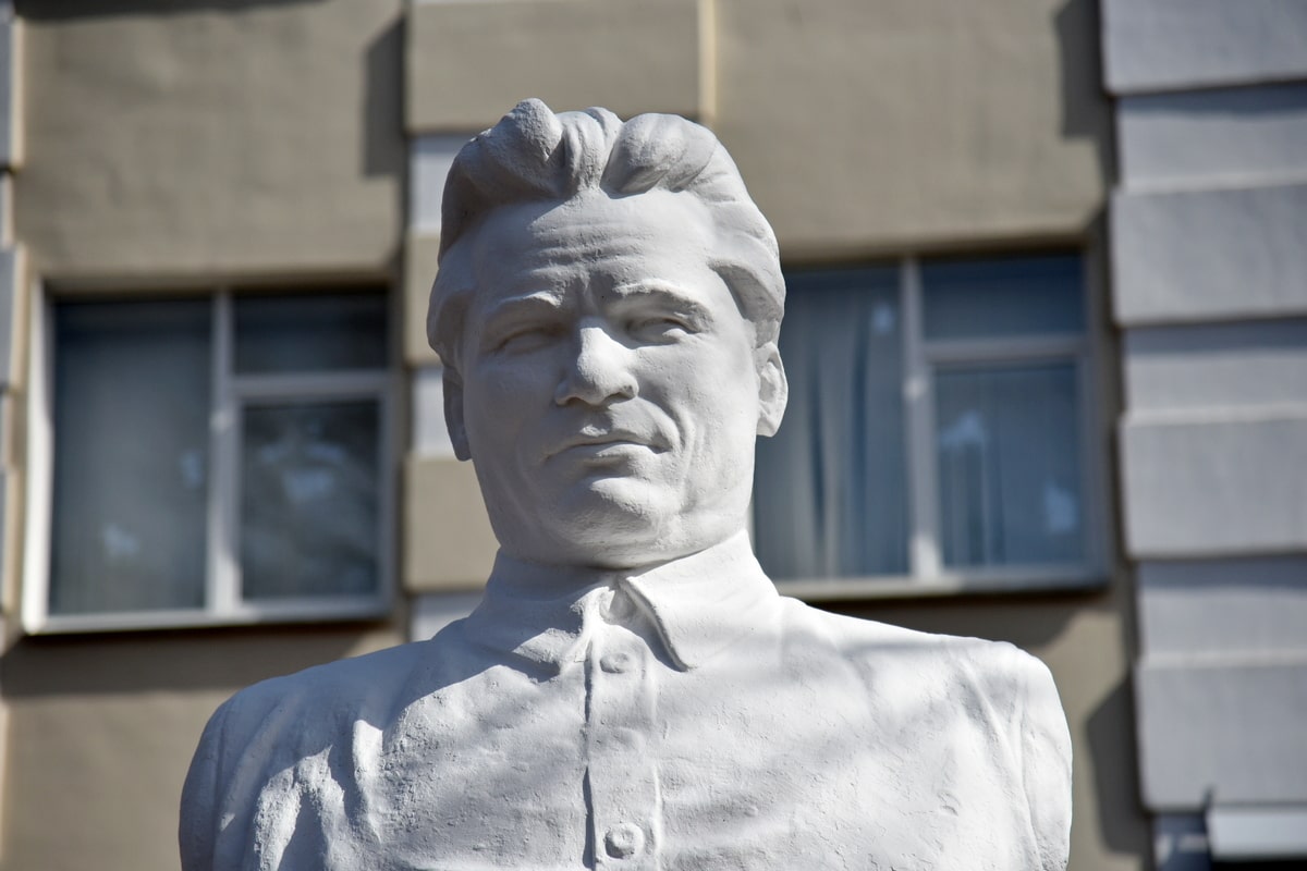 Памятник Киров Петрозаводск 3-min