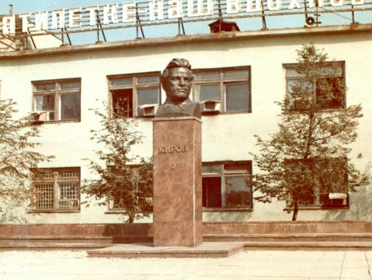 Памятник Кирову Челябинск 2-min