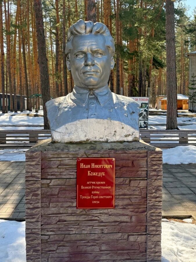 Памятник Кирову искатель Ковров Кожедуб 2-min
