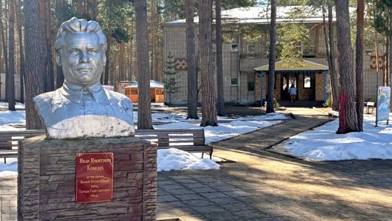 В Коврове памятник революционеру Кирову выдали за летчика Кожедуба