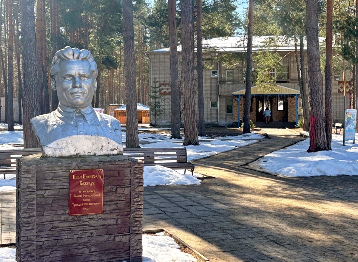 В Коврове памятник революционеру Кирову выдали за летчика Кожедуба