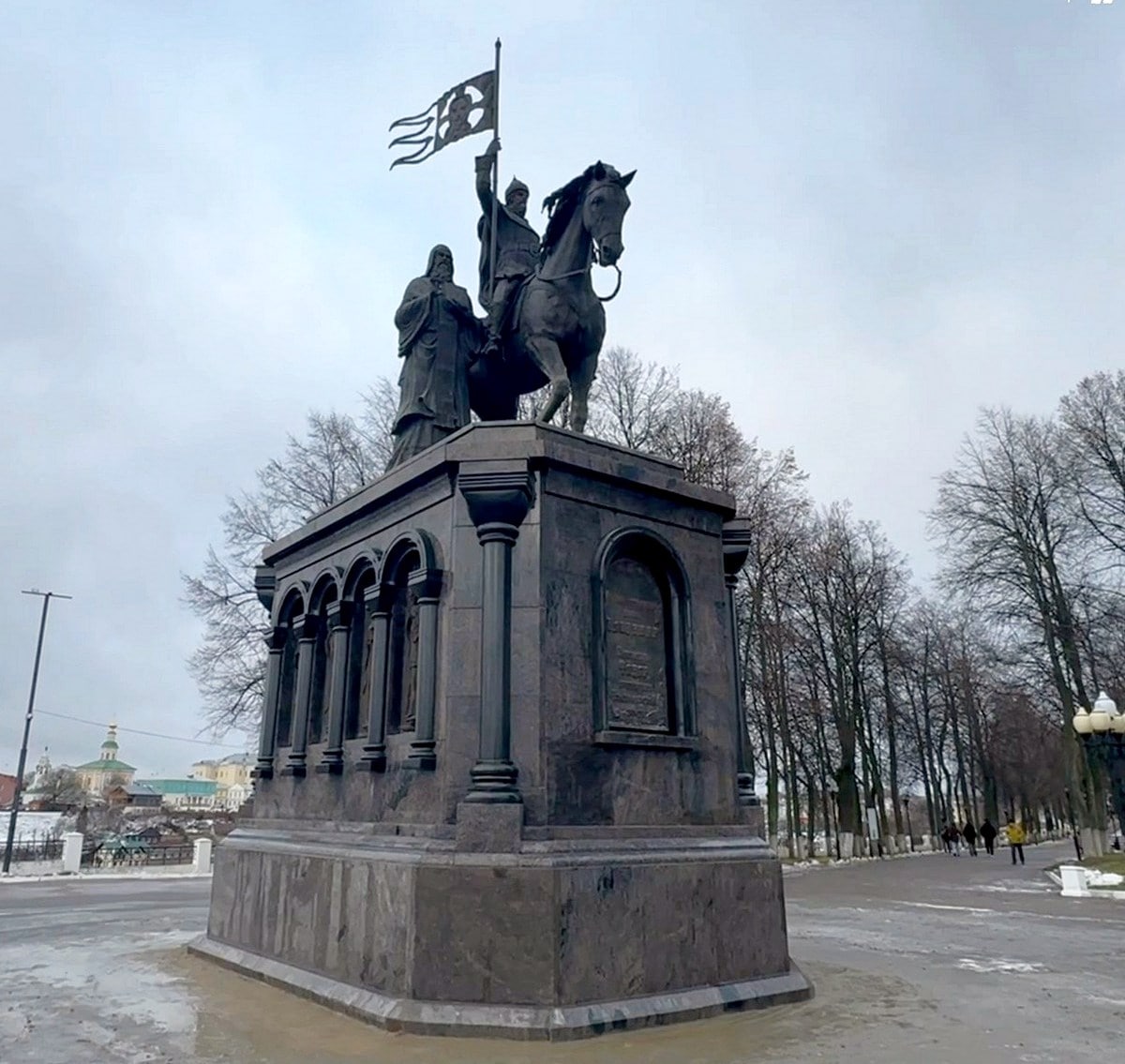 Памятник князь Владимир-min