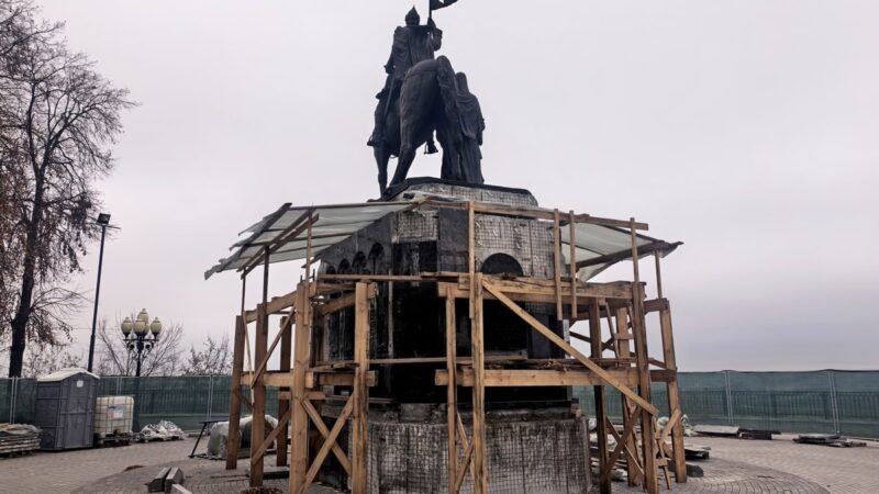 Прокуратура требует ускорить ремонт памятника князю Владимиру