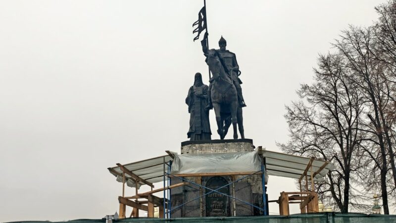 Памятник князю Владимиру не успели отремонтировать в срок
